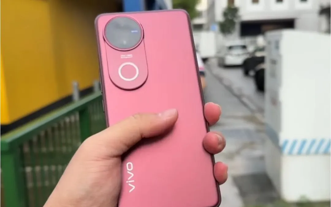 Vivo V50.
