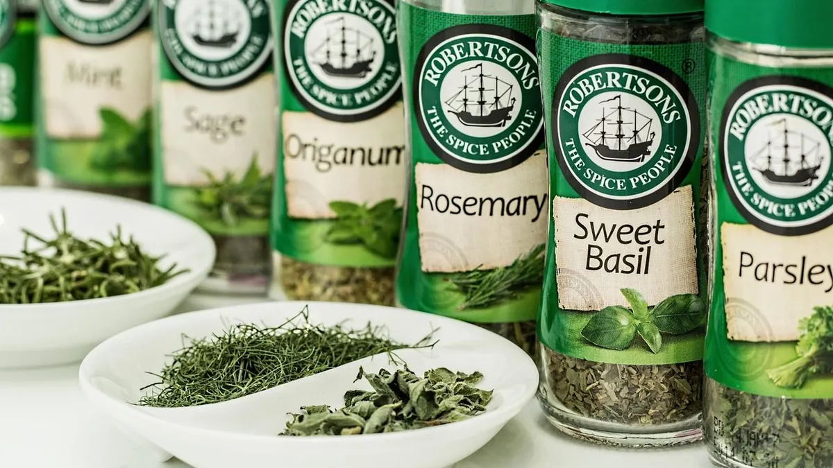 Ilustrasi. Tanaman rosemary atau Rosmarinus officinalis dikenal luas karena daunnya yang mirip jarum dan aromanya yang harum. 