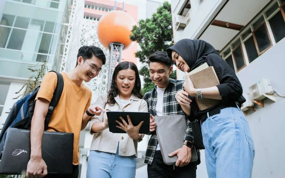 KIP Kuliah dikhususkan bagi calon mahasiswa dari keluarga kurang mampu yang ingin menempuh pendidikan tinggi tanpa terbebani biaya kuliah.