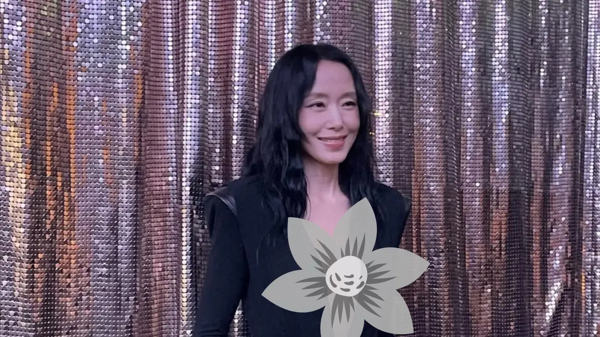 Jeon Do Yeon Pakai Busana Terbuka Saat Hadir di Ajang  4th Blue Dragon Series Awards