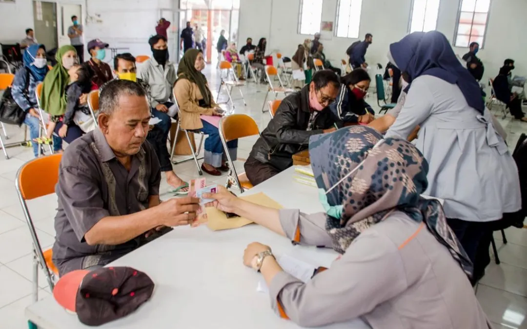 Di tengah penantian waktu penyaluran, para KPM bansos PKH dan BPNT dibuat terperangah dengan munculnya wacana vasektomi sebagai syarat.