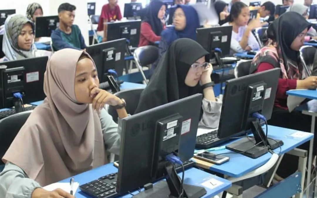 Selama pelaksanaan ujian, panitia mencatat sejumlah bentuk kecurangan yang melibatkan teknologi canggih serta taktik penyamaran.