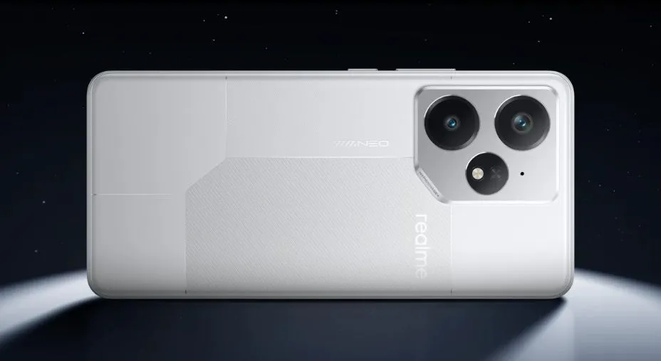 Konstruksi rangka plastik pada smartphone Realme Neo 7 ini tentunya menjadi sebuah keputusan desain yang cukup kontroversial.