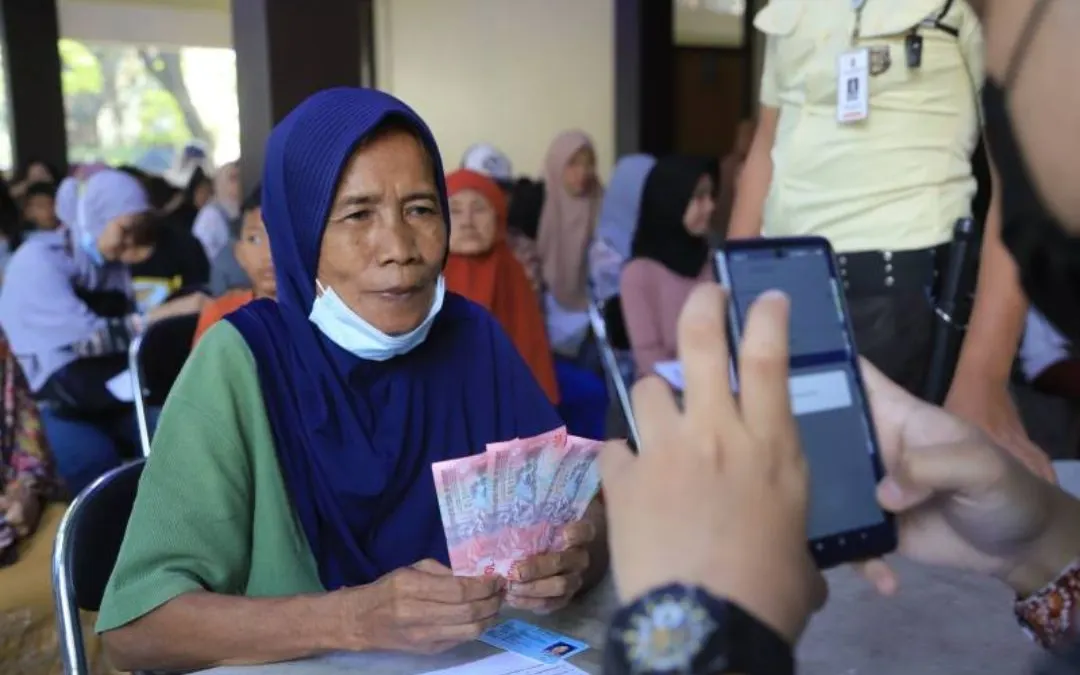 Illustrasi. Selain PKH dan BPNT, 4 Kriteria KPM Ini Bisa Dapat Bansos Tambahan di Tahun 2025 