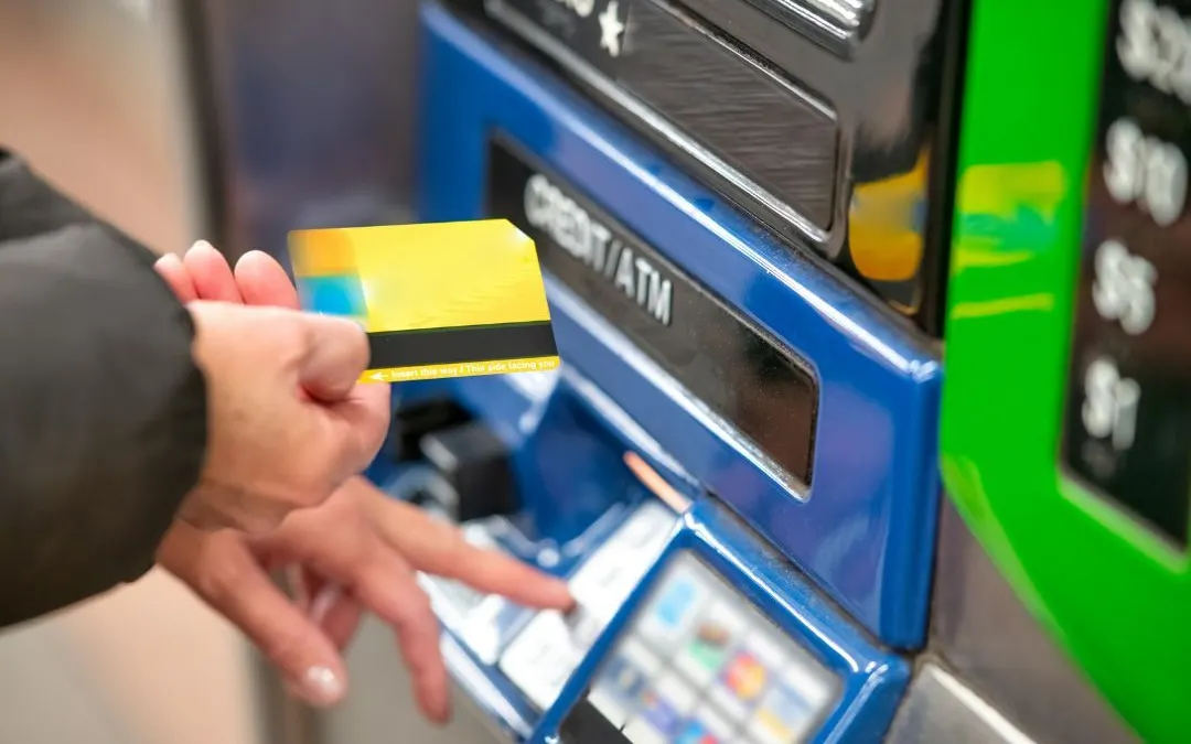 Menjelang Lebaran, kebutuhan akan uang pecahan Rp 10 ribu dan Rp 20 ribu semakin meningkat, salah satunya untuk dibagikan sebagai THR.