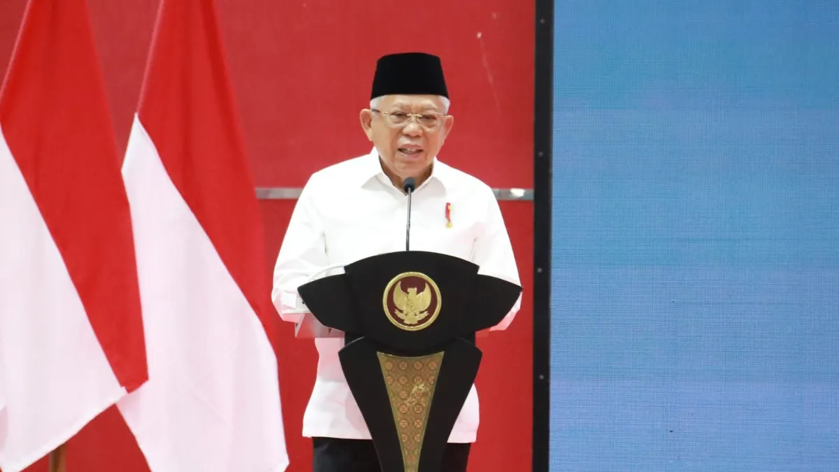 Ma'ruf Amin terlihat serius saat menyampaikan pesannya, mencerminkan urgensi dari situasi yang sedang dihadapi oleh negara.