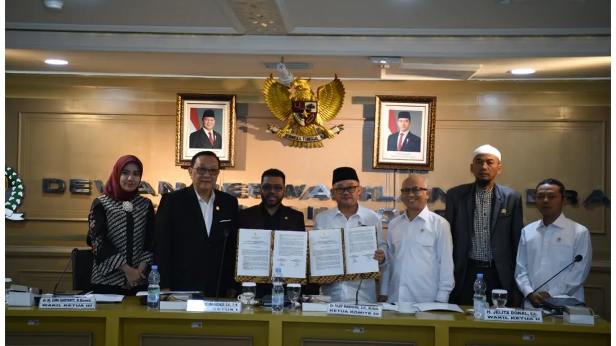 Lebih lanjut, menjamin bahwa guru, sebagai ujung tombak pembangunan pendidikan, memperoleh hak dan kesejahteraan yang layak.