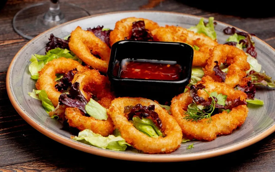Menu buka puasa sederhana yang bisa dicoba di rumah adalah Onion Rings dan Es Buah Pelangi