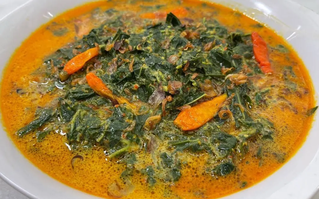 Gulai daun singkong.