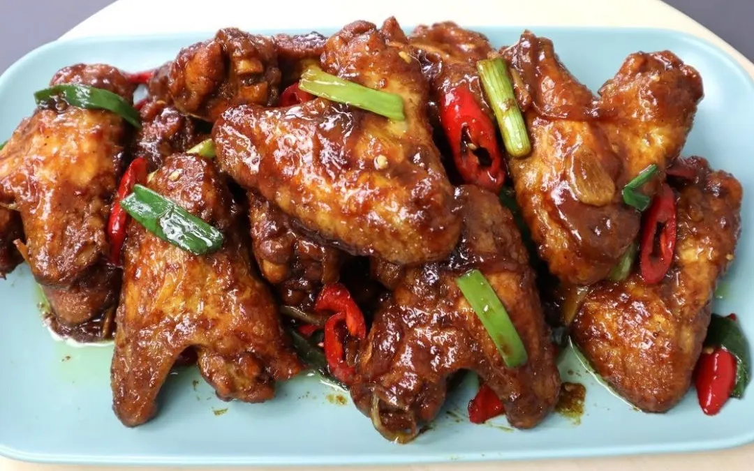 Rekomendasi menu sahur sederhana yang bisa dicoba adalah Ayam Kecap dan Tempe Krispi.