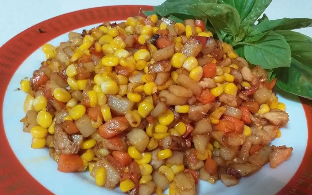 Salah satu rekomendasi untuk kombinasi menu sahur sederhana yang tinggi protein dan menyehatkan adalah Tumis Ayam Jagung dan Air Nabeez.