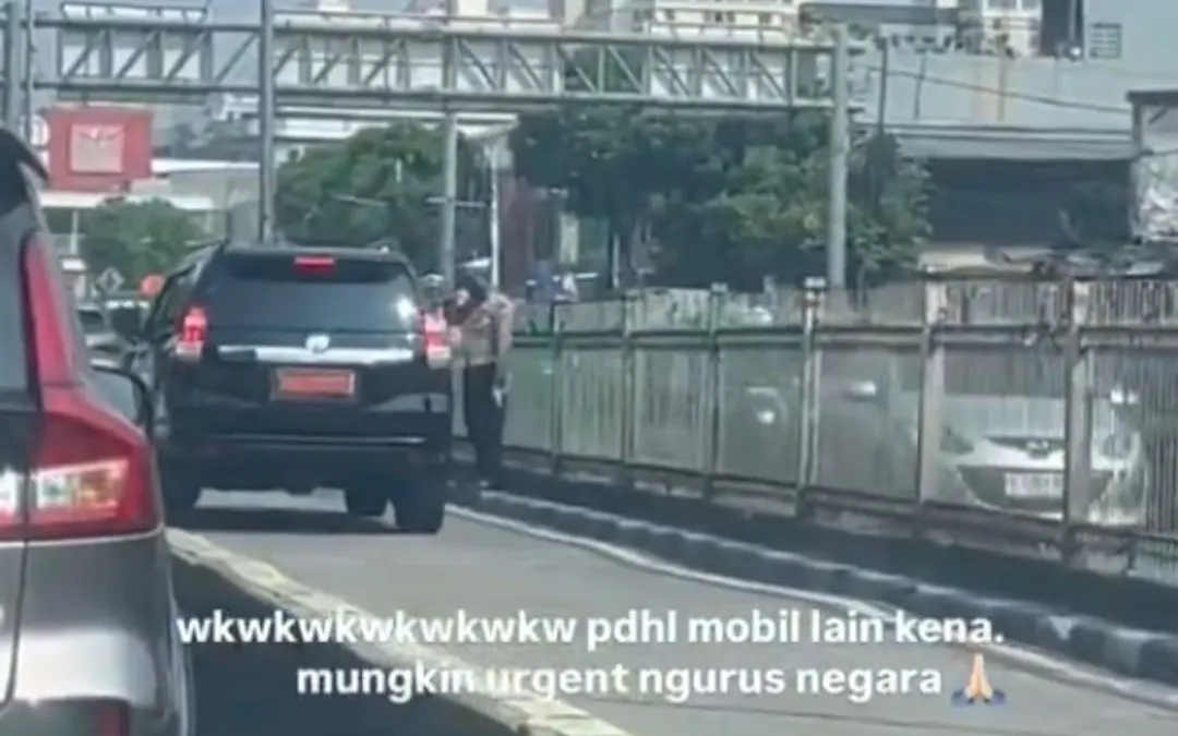 Viral! Mobil Plat Merah Lewat Jalur Transjakarta, Polisi Tak Tilang tapi Beri Hormat