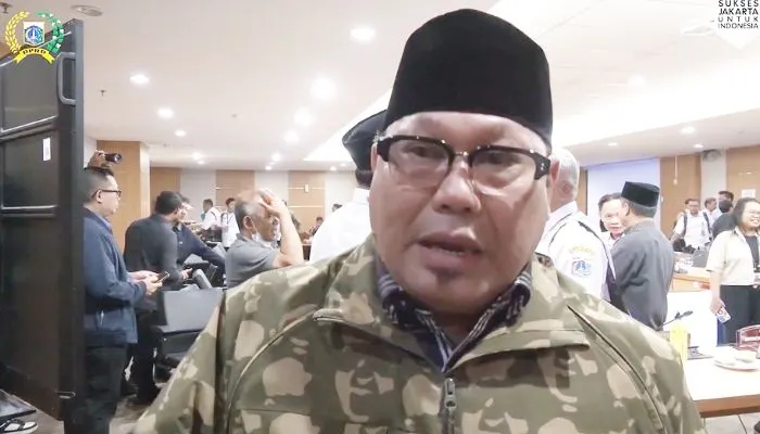Ketua Komisi E DPRD DKI Jakarta, Muhammad Thamrin saat rapat kerja komisi membahas program sekolah swasta gratis dan KJP Plus dalam APBD 2025.