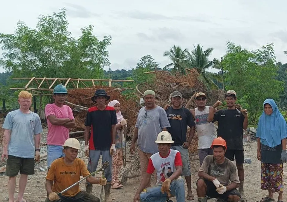 Melalui kerja sama untuk pengelolaan besi tua yang diperoleh dari NHM, kemudian disalurkan ke area kerja CV Berkat Usaha dengan melibatkan tenaga kerja dari masyarakat setempat untuk memotong, merapikan, dan mengelola besi-besi tersebut, kemudian Ayup mampu memberikan peluang bagi masyarakat untuk b