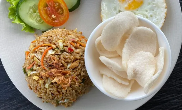 Ilustrasi Kerupuk dan Nasi Goreng.