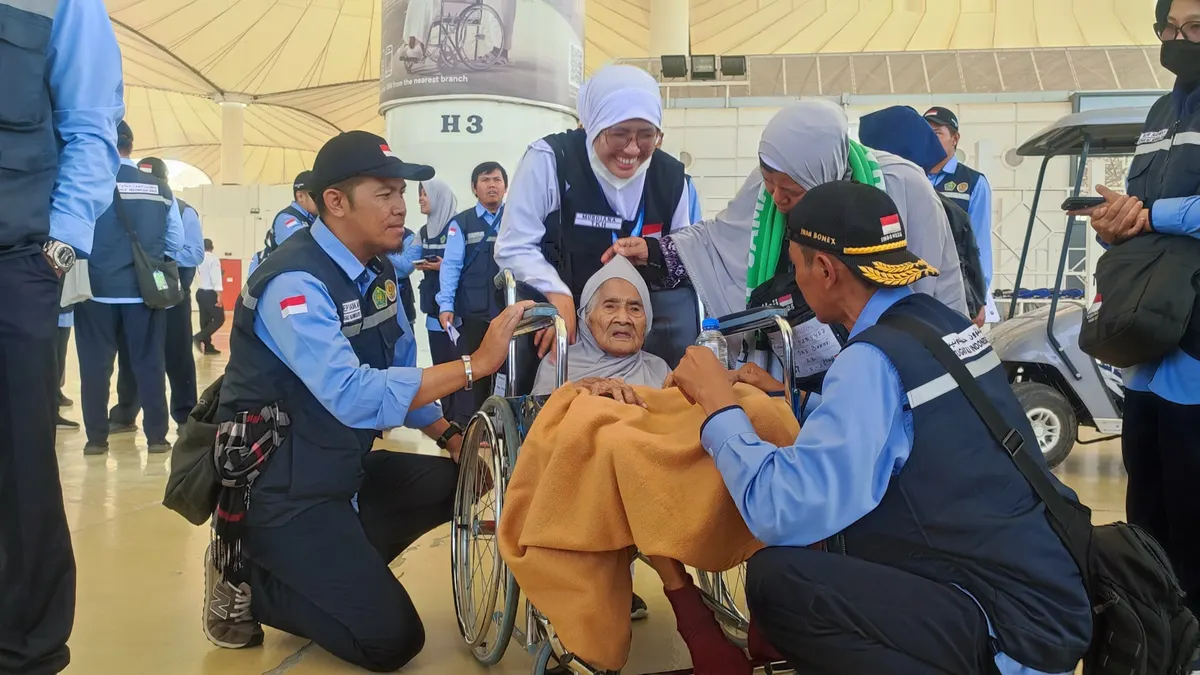 Kisah Inspiratif di Tanah Suci: Nenek Sumbuk, 109 Tahun Asal Bekasi, Simbol Kekuatan Iman Tiba di Jeddah