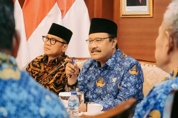 Menurut Mensos Gus Ipul (tengah batik biru), penggunaan data baru merupakan bagian dari upaya optimalisasi penyaluran bantuan sosial menjelang bulan Ramadan.