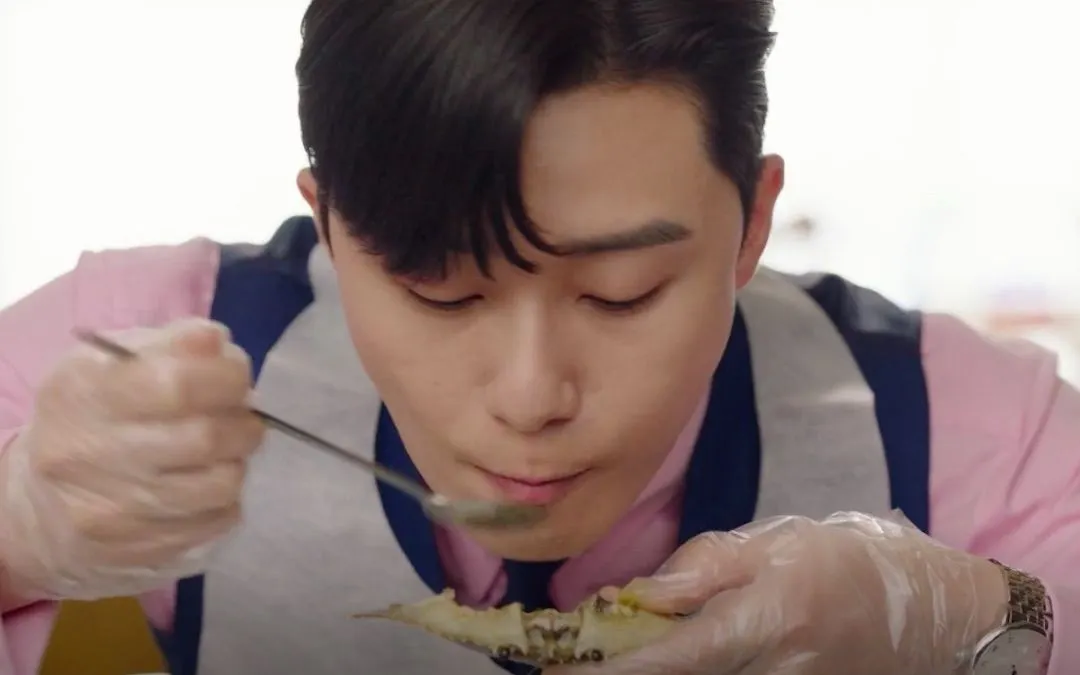Park Seo Joon Makan Kepiting Kecap (Ganjang Gejang) dalam Drama Korea What’s Wrong with Secretary Kim?
