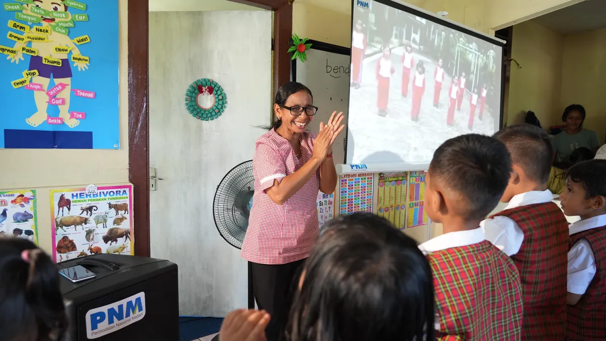 Berjuang dari Nol, Ibu Guru Ini Bangun Sekolah Gratis Dibantu PNM Mekaar.