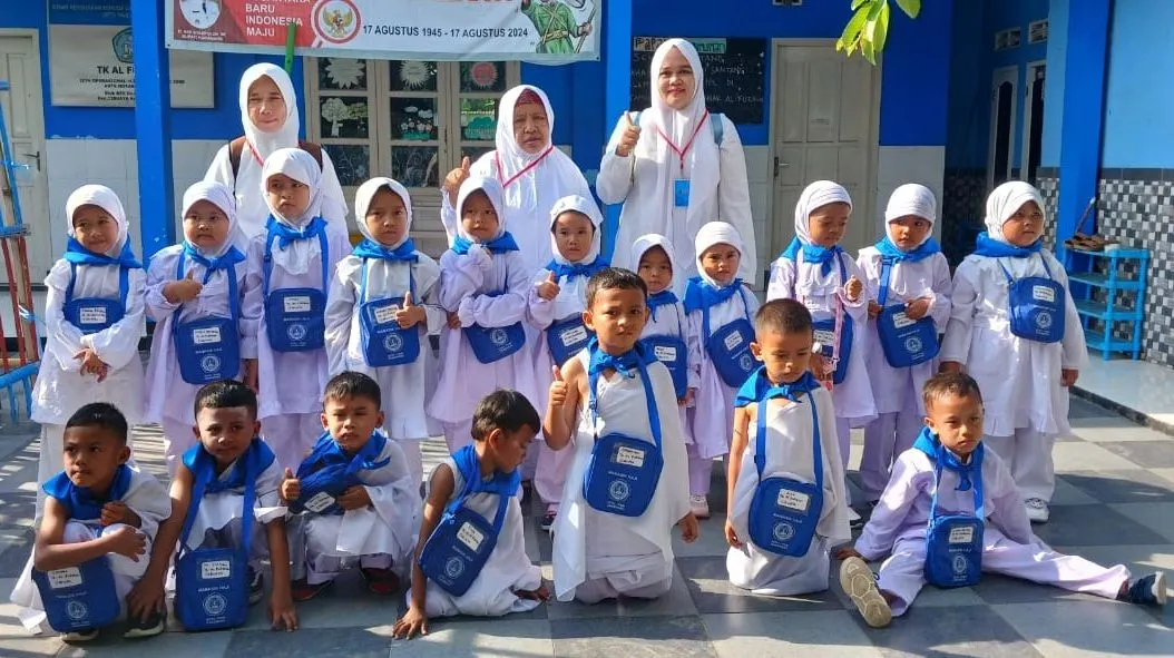 Popon Fauziah (pengajar di tengah atas) tak hanya berdagang. Ia juga seorang pendidik. Ia pun penerima bantuan permodalan KUR dari BRI.  