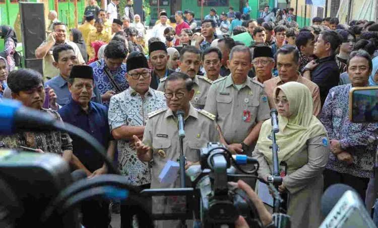 Gubernur Pramono serahkan bantuan pemutihan ijazah tahap III untuk 827 siswa.