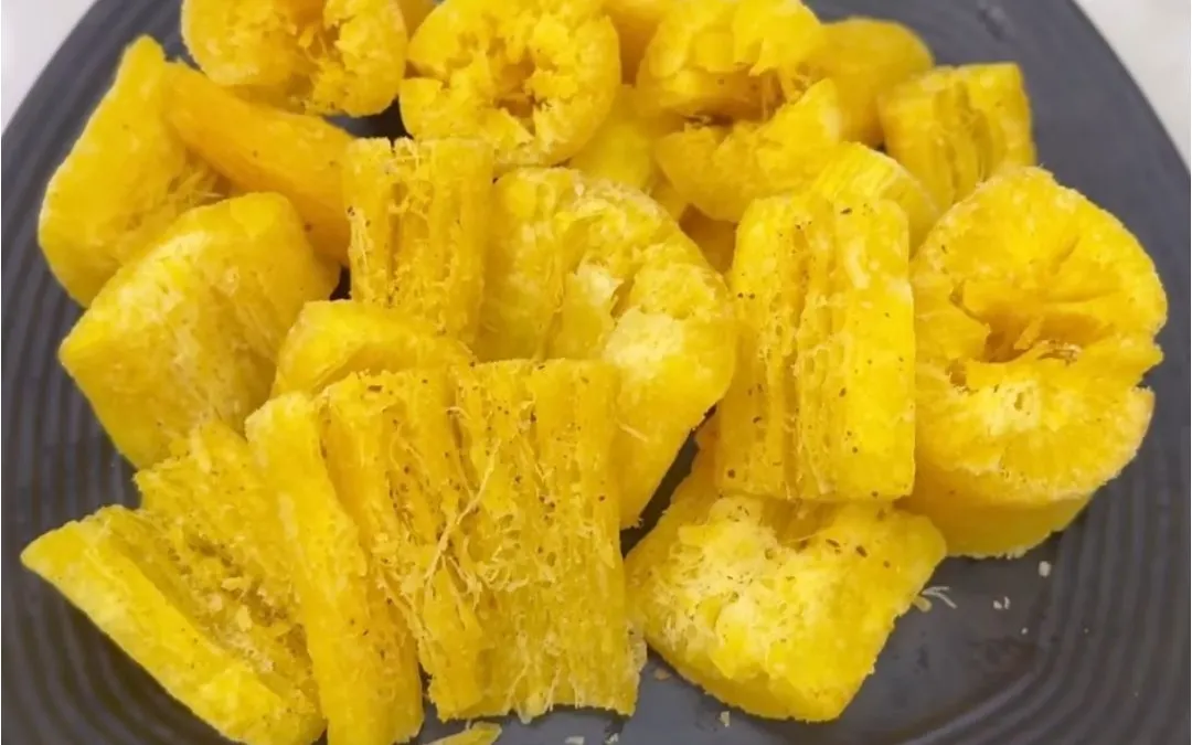 Salah satu kreasi ide jualan ramadhan yang kini ramai dibicarakan adalah singkong goreng krispi (merekah).