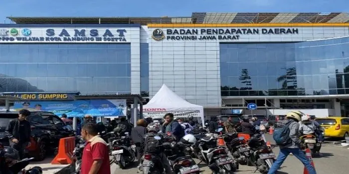 THR dari Gubernur Jawa Barat Dedi Mulyadi hadir dalam bentuk pembebasan tunggakan pajak kendaraan bermotor untuk warga Jawa Barat. 