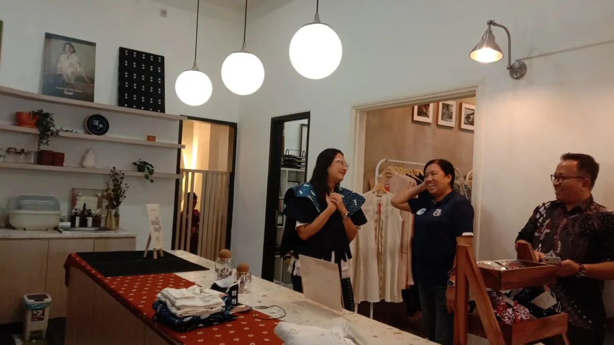 Rima Insania (paling kiri) Commercial Manager Darma Kara.