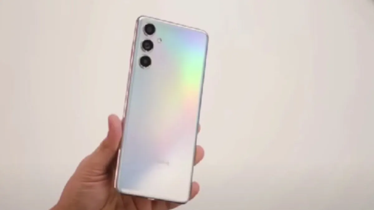 Salah satu keunggulan Samsung Galaxy M54 5G ada di baterainya yang berkapasitas 6000mAh dengan pengisian daya cepat 25 Watt.