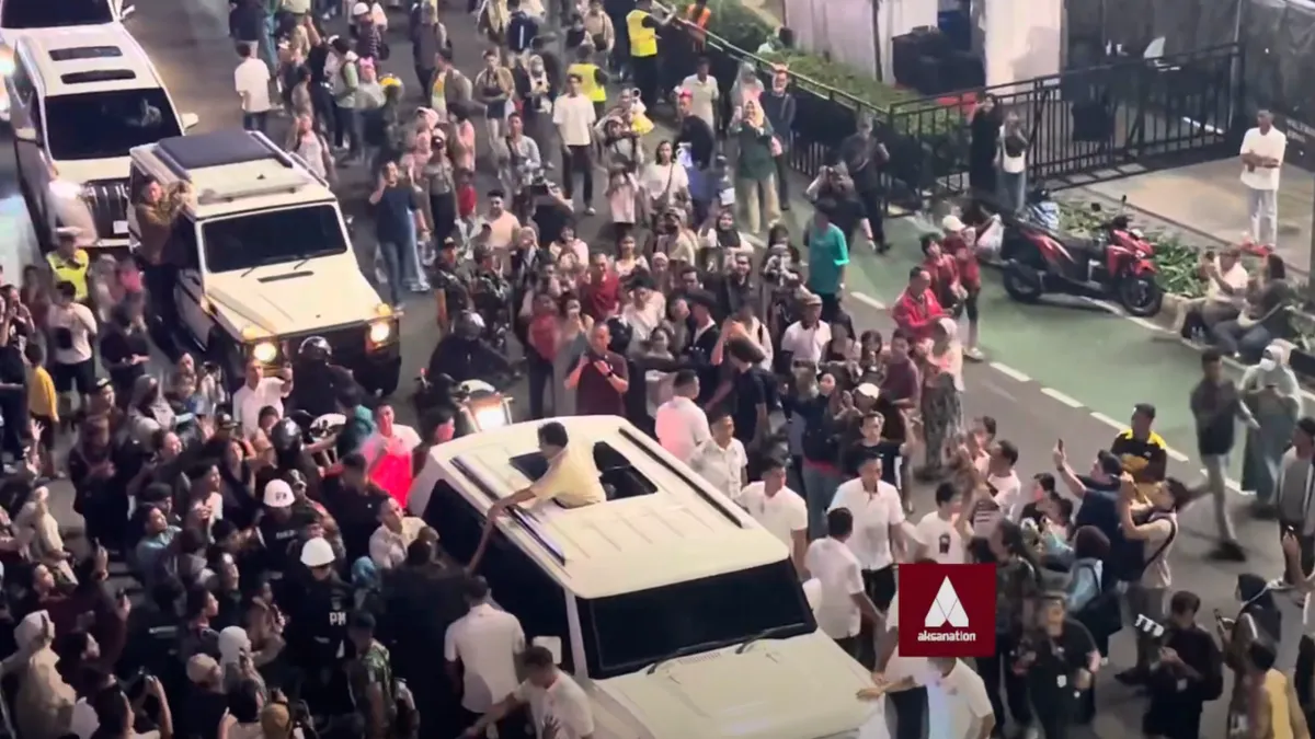 Saat menyapa warga Jakarta pun Prabowo yang saat itu menggunakan kemeja putihnya ini memilih untuk berdiri di atas mobilnya.