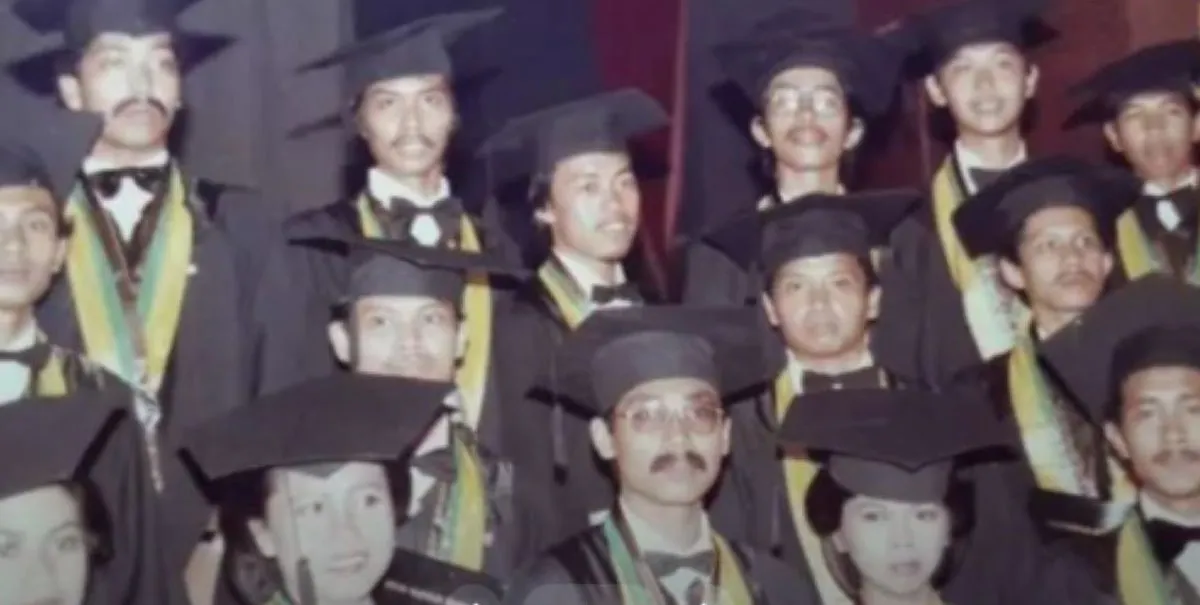 Kontroversi perihal keaslian ijazah Mantan Presiden Indonesia yang ke- 7, Joko Widodo atau Jokowi masih dipertanyakan dan terus menjadi sorotan hingga saat ini.