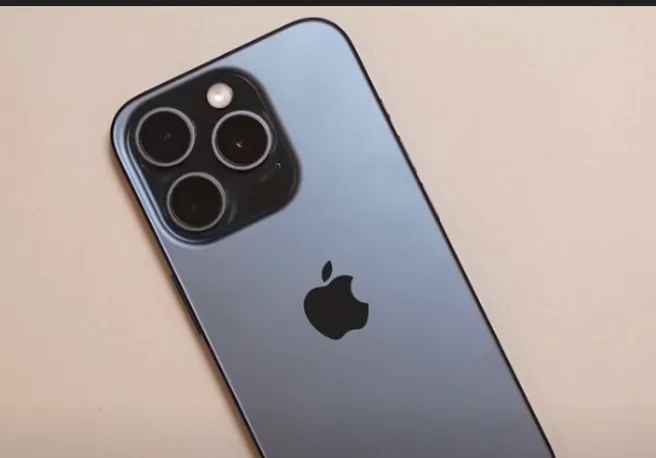 Illustrasi. Meski bukan model terbaru, iPhone 15 Pro tetap menjadi pilihan solid di 2025, terutama dengan harga yang turun drastis.