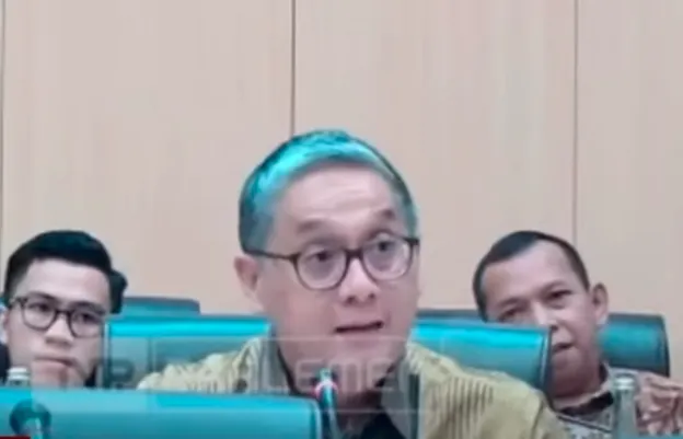 Illustrasi.  Akibat PHK massal yang terjadi di RRI (Radio Republik Indonesia) dan TVRI karena pemangkasan anggaran, pimpinan RRI mendapat teguran dari DPR (Dewan Perwakilan Rakyat).