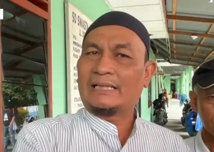 Peristiwa seorang guru yang menghukum siswa SD untuk belajar di lantai karena menunggak SPP telah menjadi viral dan memicu banyak reaksi.