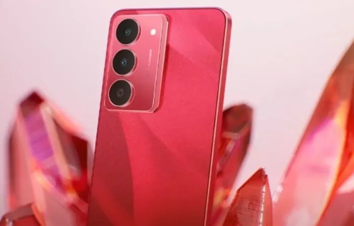 Realme 14X siap menggebrak pasar smartphone dengan menawarkan kombinasi harga terjangkau dan fitur tahan banting yang mengesankan.