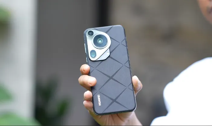 Salah satu fitur paling menonjol dari Huawei P70 Ultra adalah kamera utamanya yang dapat ditarik keluar atau retractable.