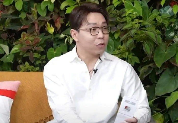 Dr. Richard Lee menghadapi kecaman dari netizen setelah mengklaim bahwa produk skincare-nya mengandung ekstrak tomat putih.