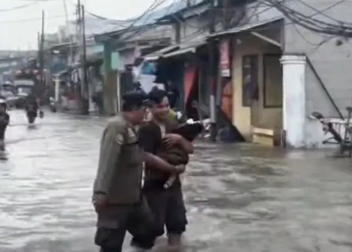 Banjir rob yang melanda Muara Angke, Jakarta Utara, belum menunjukkan tanda-tanda surut hingga saat ini.