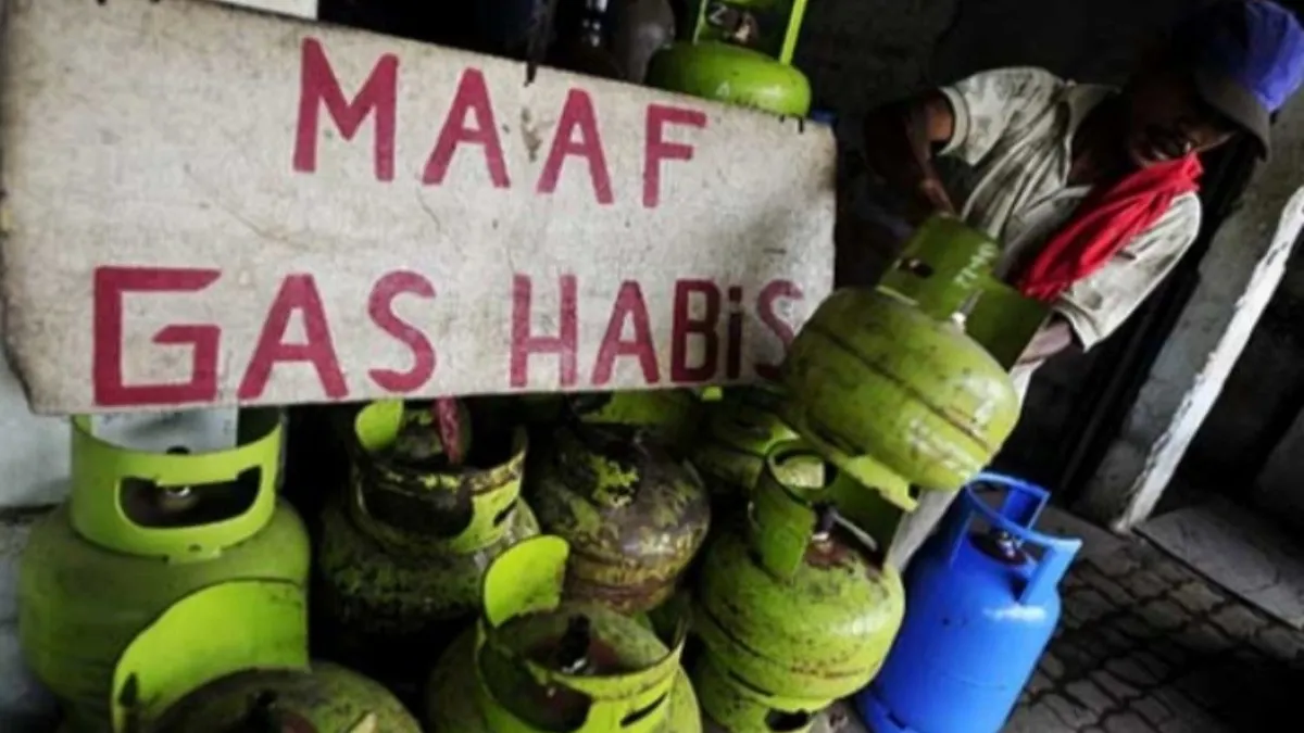 Akibat harga gas LPG 3 kg yang mahal dan stok langka, warga di beberapa daerah berinovasi agar kompor mereka tetap menyala.