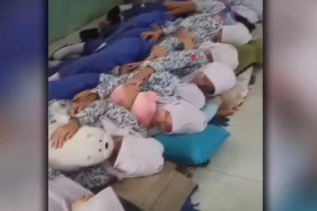 SMP Negeri 39 Surabaya baru-baru ini viral di media sosial setelah uji coba menerapkan program tidur siang di sekolah.