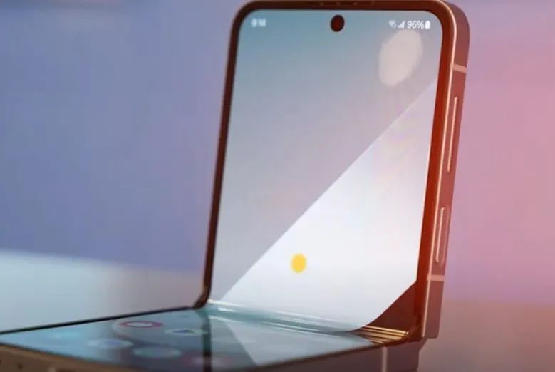 Samsung saat ini sedang mempersiapkan peluncuran Galaxy Z Flip FE, sebuah HP lipat dengan versi harga yang lebih terjangkau.