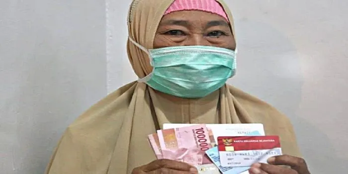 Melalui aplikasi Cek Bansos, proses pendaftaran bansos dapat dilakukan dengan cepat dan praktis hanya membutukan KK dan KTP. 