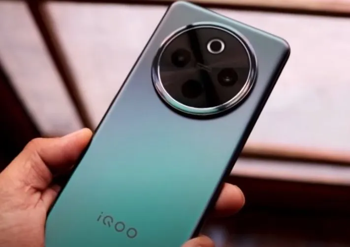 Harga mulai Rp3 juta, iQOO Z10 menawarkan spesifikasi menggoda seperti baterai super jumbo 7.300mAh dan chipset Snapdragon 7 Gen 3.