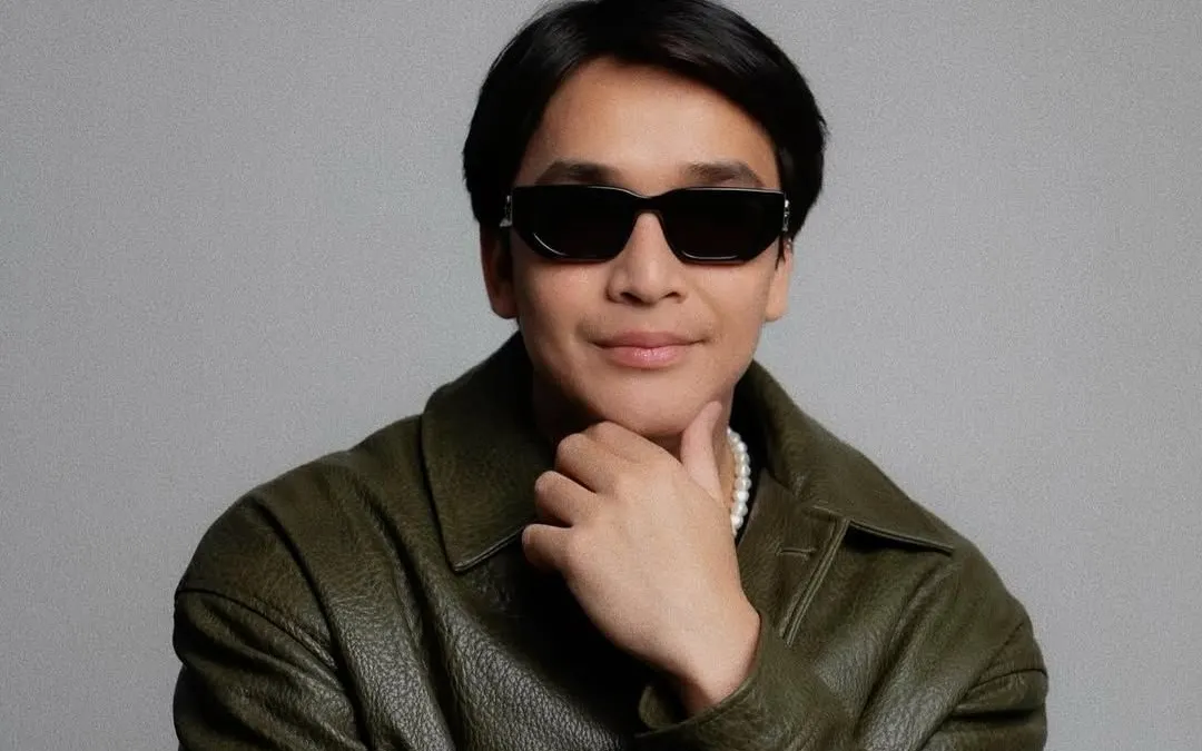 Setelah putus dari Ayu Ting Ting, Billy Syahputra digosipkan dekat dengan Viktoriya Kolesnaya atau yang akrab disapa Vika.