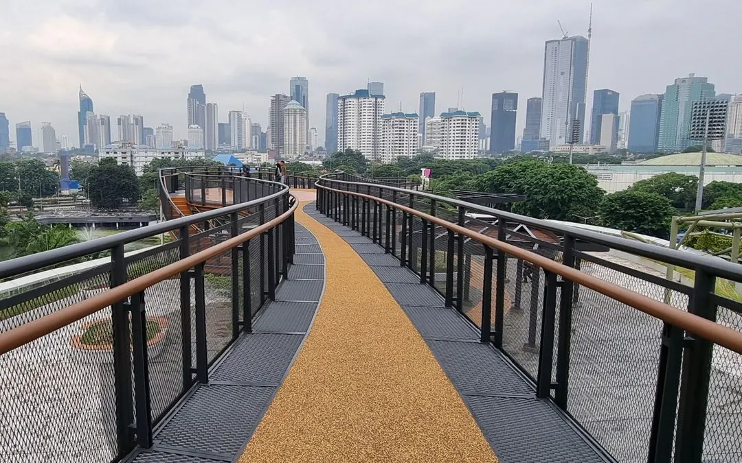 Skywalk Senayan Park, Salah Satu Rekomendasi Wisata Gratis di Jakarta.