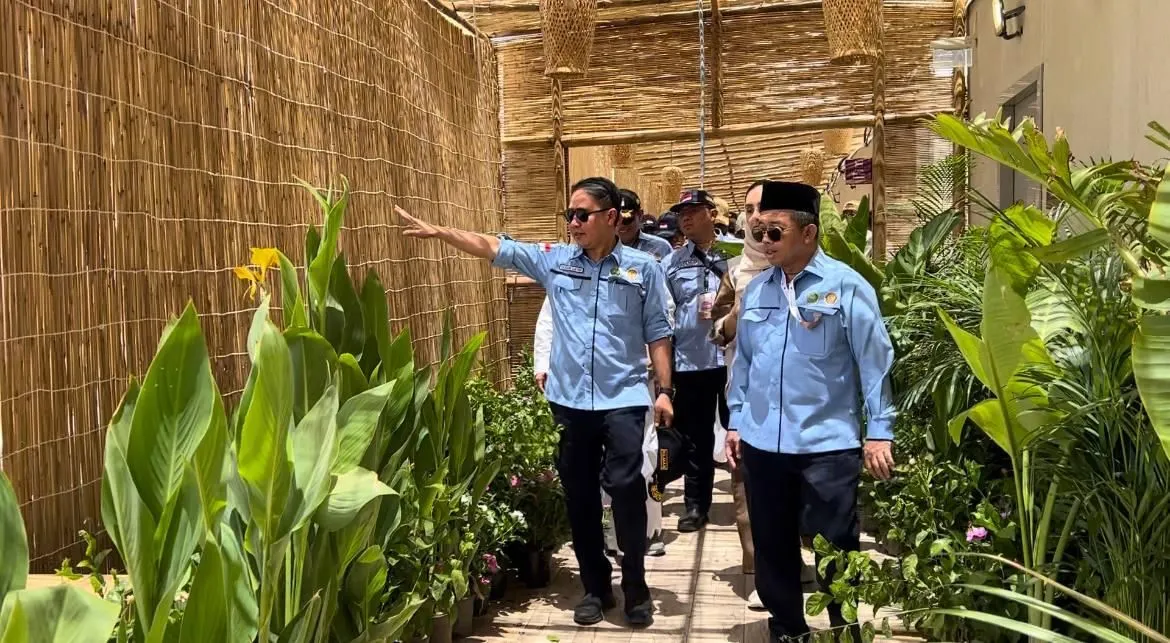 Pengrajin Cianjur Sulap Tenda Haji 2025 di Mina Jadi Saung Sunda yang Estetik!