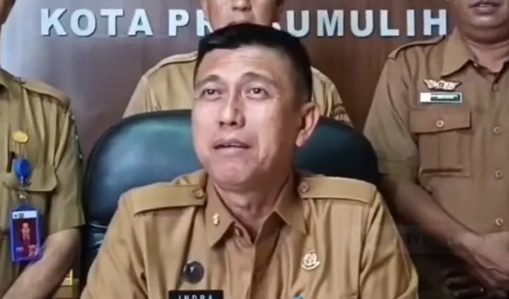 Terdapat enam Aparatur Sipil Negara (ASN) yang sudah tidak pernah masuk kantor selama bertahun-tahun namun tetap menerima gaji bulanan utuh.