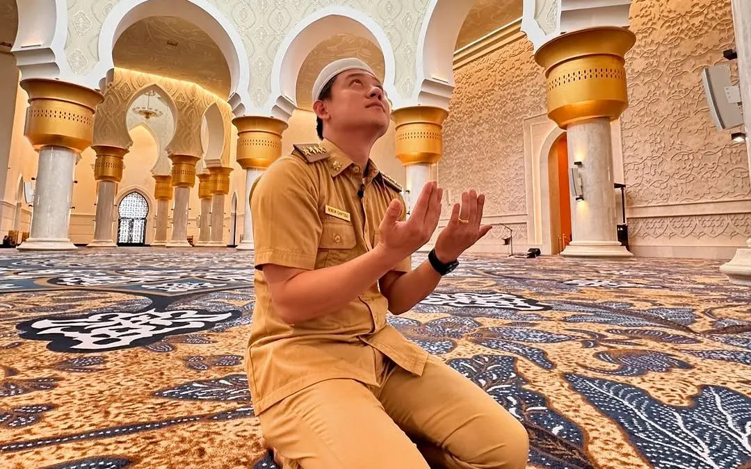 Baru-baru ini konten kreator Bobon Santoso menjadi perbincangan hangat setelah absen salat Ied pada Lebaran perdananya.