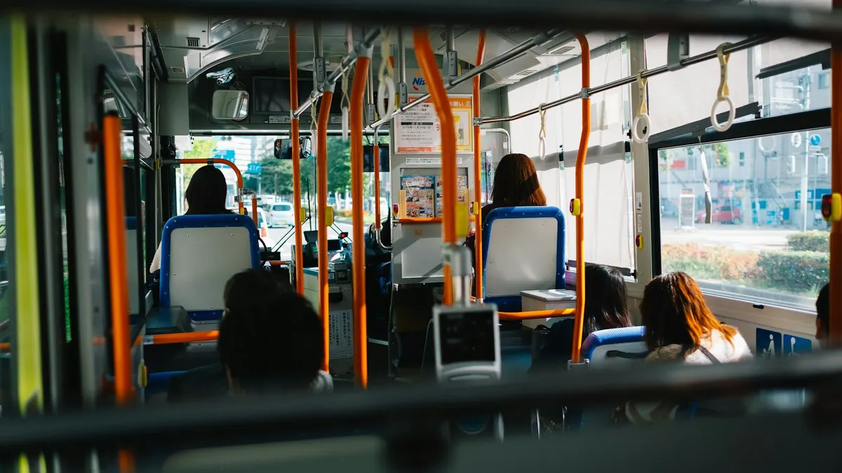 Ilustrasi Transportasi Publik