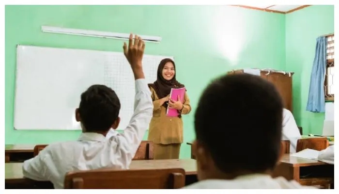 Pemerintah memberikan tambahan tunjangan sertifikasi guru sebesar 100 persen dalam THR serta gaji ke-13.